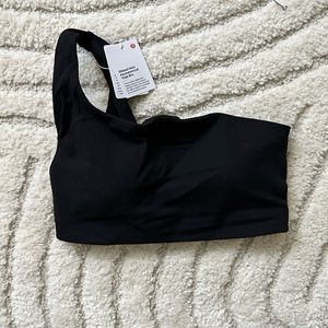 Lululemon Ribbed Nulu Asymmetrical Yoga Bra
Light Support, A/B Cup size 4 black